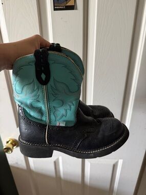 Justin boots pre owned size 8 1/2 B